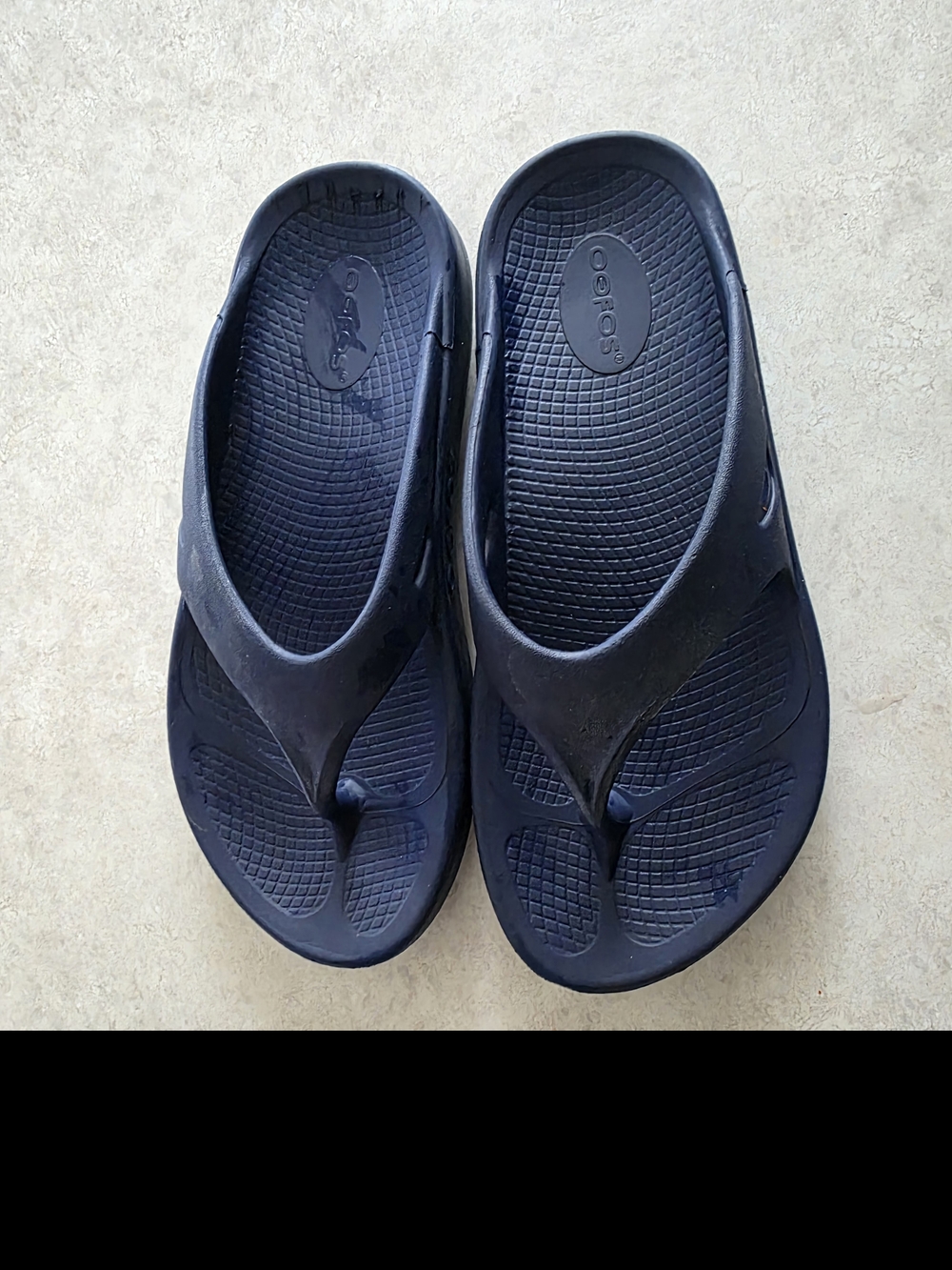 OOFOS Recovery Flip Flops in Navy Blue